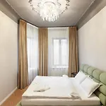 Royal Classic Art On Sichovych Striltsiv 17 דירה