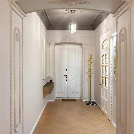 Royal Classic Art On Sichovych Striltsiv 17 *