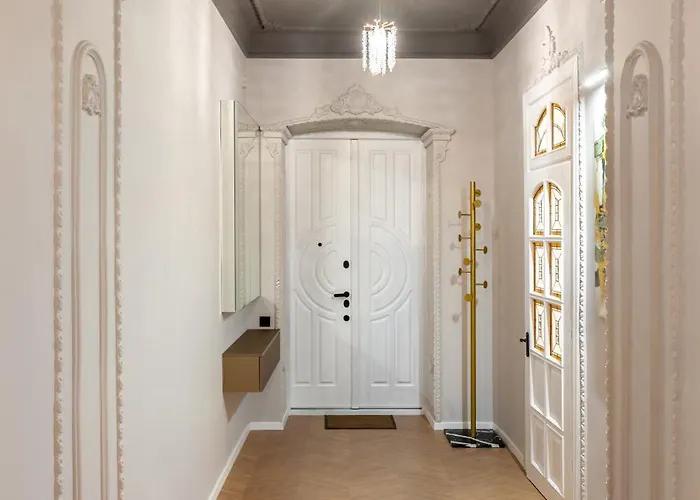 Royal Classic Art On Sichovych Striltsiv 17 *